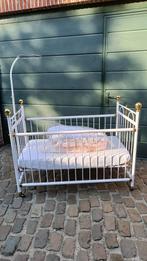 Wit metalen kinderbedje met toebehoren, Ophalen, Gebruikt, Matras