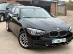BMW 1 SERIE ✅ 1 REEKS 116i BENZINE GARANTIE CARPLAY, Auto's, 4 cilinders, Zwart, Velours, 100 kW