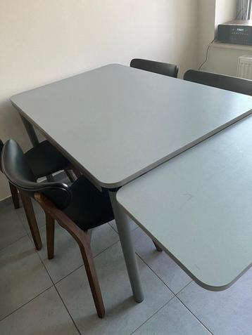 Tafel uitschuifbaar met 4 stoelen  beschikbaar voor biedingen