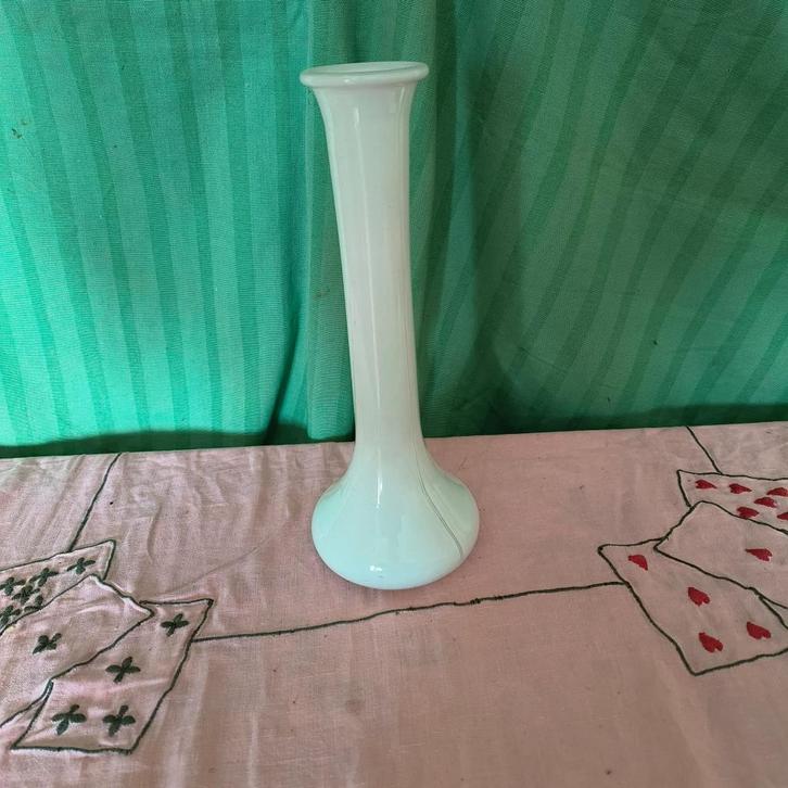 Wit glazen vaasje (25cm hoog), Huis en Inrichting, Woonaccessoires | Vazen, Gebruikt, Wit, Minder dan 50 cm, Glas, Ophalen