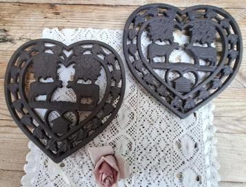2 Franse brocante gietijzeren onderzetters, hart, koeien beschikbaar voor biedingen
