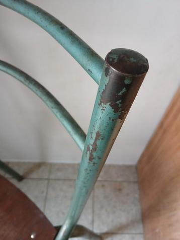 Metalen houten stoel beschikbaar voor biedingen