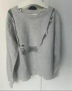Lichtgrijze sweater met fototoestel op - 7/8 jr, Kinderen en Baby's, Gebruikt, Trui of Vest, Name it, Ophalen of Verzenden