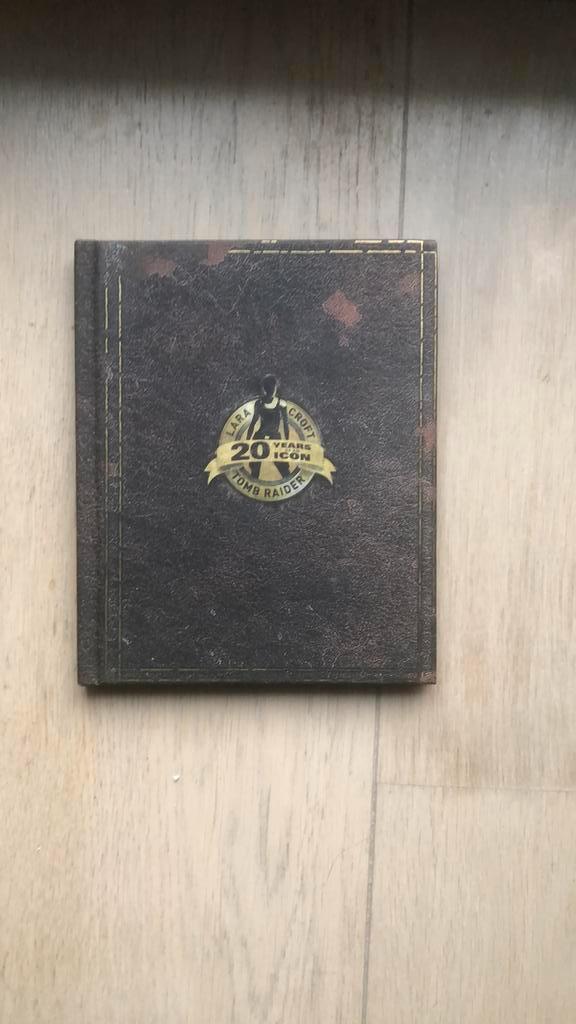 PlayStation 4 game Tomb Raider. 20 years of an icon, Antiek en Kunst, Antiek | Boeken en Manuscripten, Ophalen