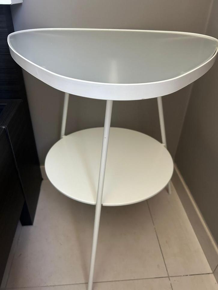 2 witte metalen nachttafeltjes/bijzettafeltjes, Huis en Inrichting, Tafels | Bijzettafels, Zo goed als nieuw, Ophalen