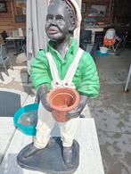 Beeld van afrikaanse man met bloempot in de hand, Ophalen
