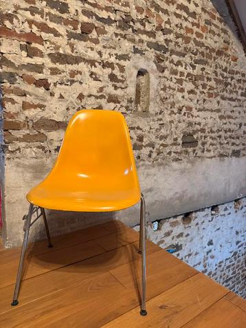 Herman Miller glasvezel stoelen 12 stuks beschikbaar voor biedingen