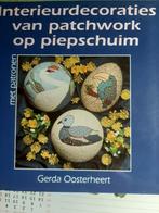 Interieurdecoraties van patchwork op piepschuim, Gelezen, Ophalen of Verzenden, Gerda Oosterheert, Overige onderwerpen