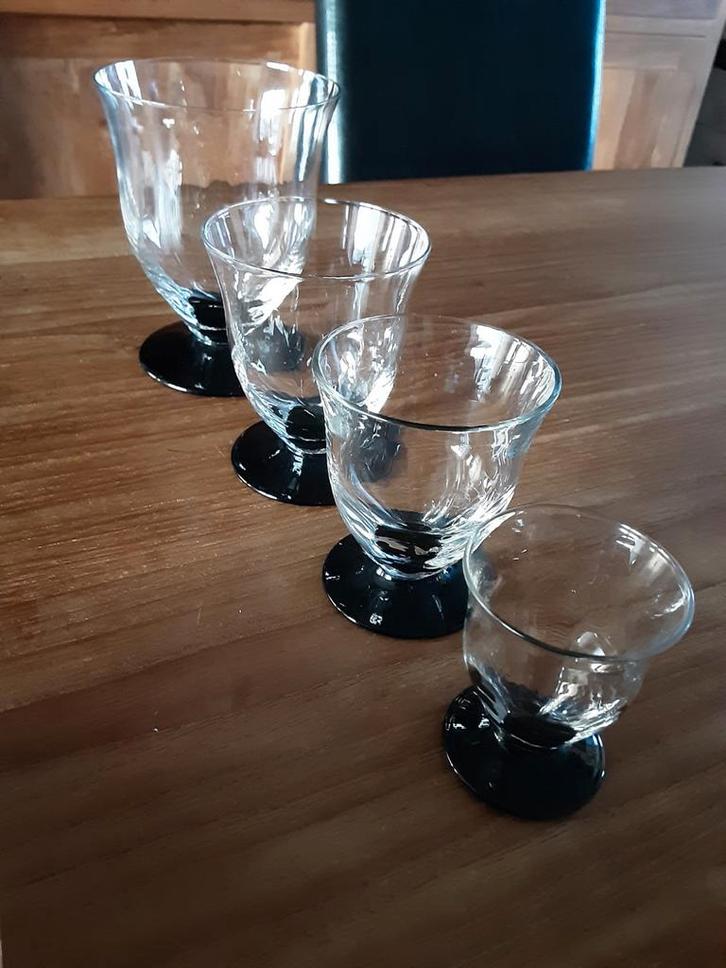 Art deco gelazenset  zwart !  SPOTPRIJS (27 stuks), Verzamelen, Glas en Drinkglazen, Ophalen
