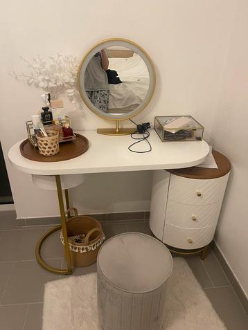 Medina kaptafel met led en kruk beschikbaar voor biedingen