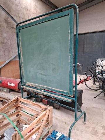 Groen schoolbord beschikbaar voor biedingen