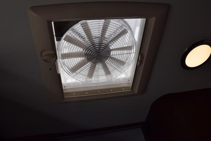 Ventilateur Thule 12 V pour trappe de toit - installation !, Caravanes & Camping, Caravanes, Entreprise, Enlèvement