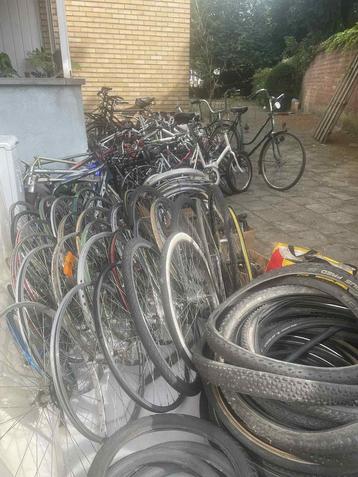 Groot lot fietsen en onderdelen wielen kaders vorken banden beschikbaar voor biedingen