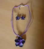 Set Paarse ketting met paars-zwarte bloem hanger oorbellen, Handtassen en Accessoires, Kettingen, Ophalen of Verzenden, Paars