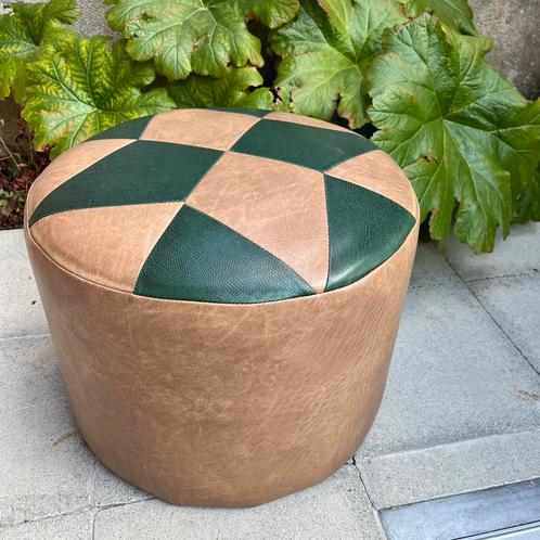Vintage poef in groene en lichtbruine skai ruitmotief, Huis en Inrichting, Zetels | Voetbanken en poefs, Gebruikt, Minder dan 50 cm