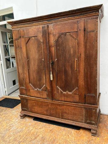 Antiek eikenhouten kast. beschikbaar voor biedingen