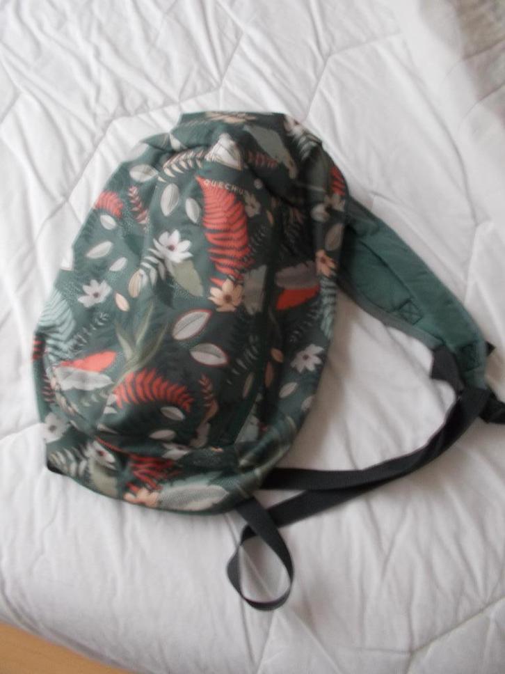 Sac à dos QUECHUA à fleurs & feuilles., Handtassen en Accessoires, Tassen | Rugtassen, Zo goed als nieuw, Overige merken, Minder dan 25 cm