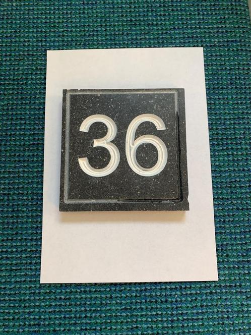 Nieuwe huisnummer nr. 36 in blauwsteen arduin gegraveerd ., Antiek en Kunst, Curiosa en Brocante, Ophalen of Verzenden