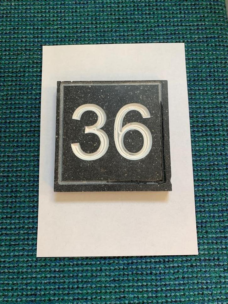 Nieuwe huisnummer nr. 36 in blauwsteen arduin gegraveerd ., Antiek en Kunst, Curiosa en Brocante, Ophalen of Verzenden