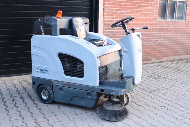 Nilfisk SE4000B veegmachine elektrische hooglosser, Zakelijke goederen, Machines en Bouw | Onderhoud en Reiniging