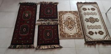 4 kleine tapijtjes en 1 voetmat