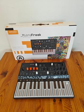 Arturia MicroFreak digitale synthesizer + decksaver beschikbaar voor biedingen