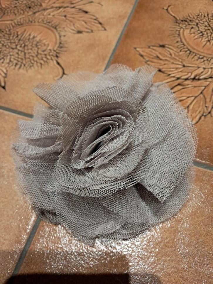 Broche-pince de cérémonie en tissu rose grise, Bijoux, Sacs & Beauté, Broches, Comme neuf, Autres matériaux, Gris, Enlèvement ou Envoi