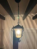 smeedijzeren hanglamp met gehamerd amberkleurig glas, Tuin en Terras, Ophalen, Zo goed als nieuw, Glas, Hanglamp
