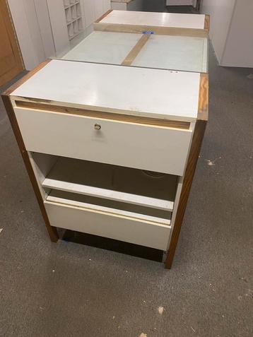 Werk-/ hobbytafel met opbergruimte beschikbaar voor biedingen