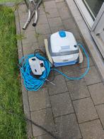 Zwembadrobot doet vloer en wanden, Ophalen
