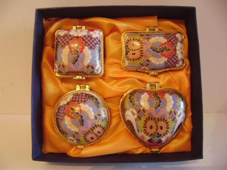 Set pillendoosjes in porselein met vergulde randen & slot., Antiek en Kunst, Antiek | Porselein, Ophalen