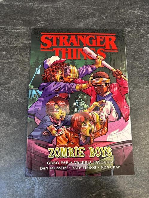 Stranger Things “Zombie Boys” Graphic Novel (Engels), Boeken, Stripverhalen, Zo goed als nieuw, Eén stripboek, Ophalen of Verzenden