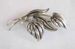 Teka, Thedodore Klotz. Art deco broche blaadjes (6592-2051), Handtassen en Accessoires, Broches, Ophalen, Zo goed als nieuw, Zilver