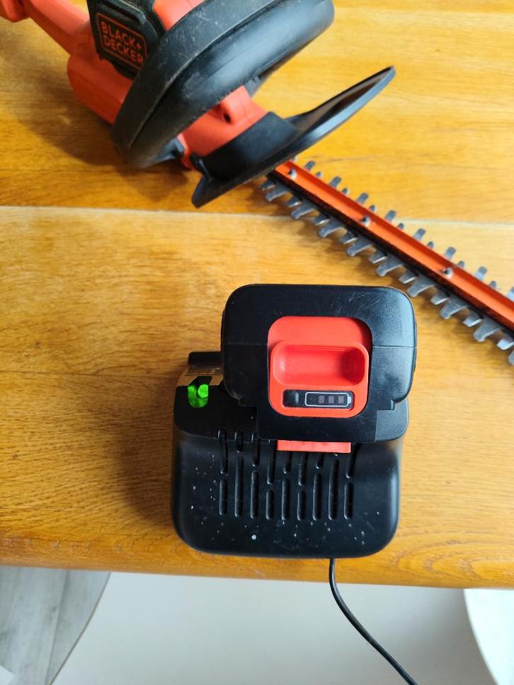 Taille haie Black Decker sur batterie, Tuin en Terras, Heggenscharen, Gebruikt, Accu, Ophalen