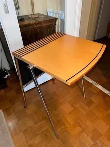 Petit bureau en bois beschikbaar voor biedingen