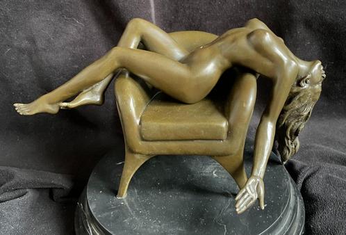 Bronzen naakte dame op stoel 2-delig Mavchi, zuiver brons, Antiek en Kunst, Kunst | Beelden en Houtsnijwerken, Ophalen of Verzenden