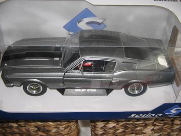 diverse modelauto's op 1/18 met doos beschikbaar voor biedingen