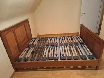 Houten tweepersoonsbed met dubbele lattenbodem beschikbaar voor biedingen