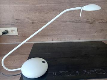 Bureaulamp slim design, wit beschikbaar voor biedingen