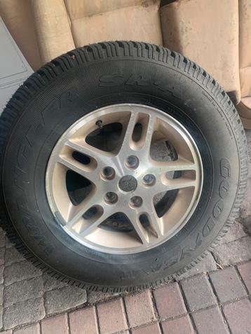 1velg met ongebruikte band voor jeep grand cherokee wj.  beschikbaar voor biedingen