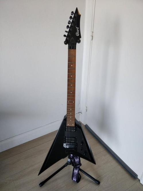 Cort VX-2V Black Metallic Gitaar + stand, Muziek en Instrumenten, Snaarinstrumenten | Gitaren | Elektrisch, Gebruikt, Solid body