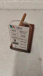 Houten displaystandaard voor Beretta mod 34 pistool, Ophalen of Verzenden, Landmacht, Overige typen