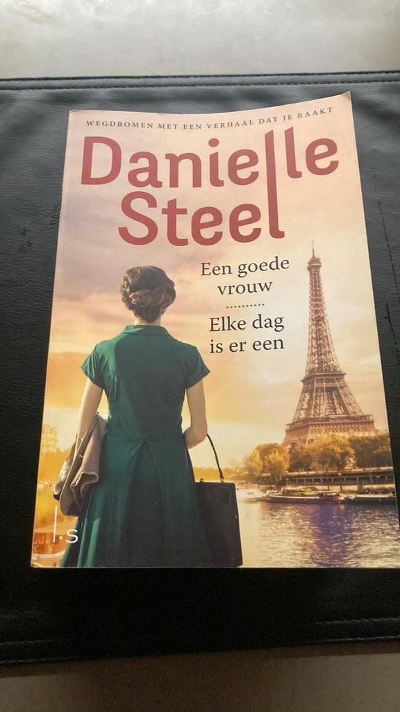 Danielle Steel - Omnibus-Een goede vrouw, Elke dag is er, Boeken, Romans, Ophalen