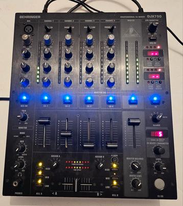 Table de mixage Behringer Pro DJX750. 