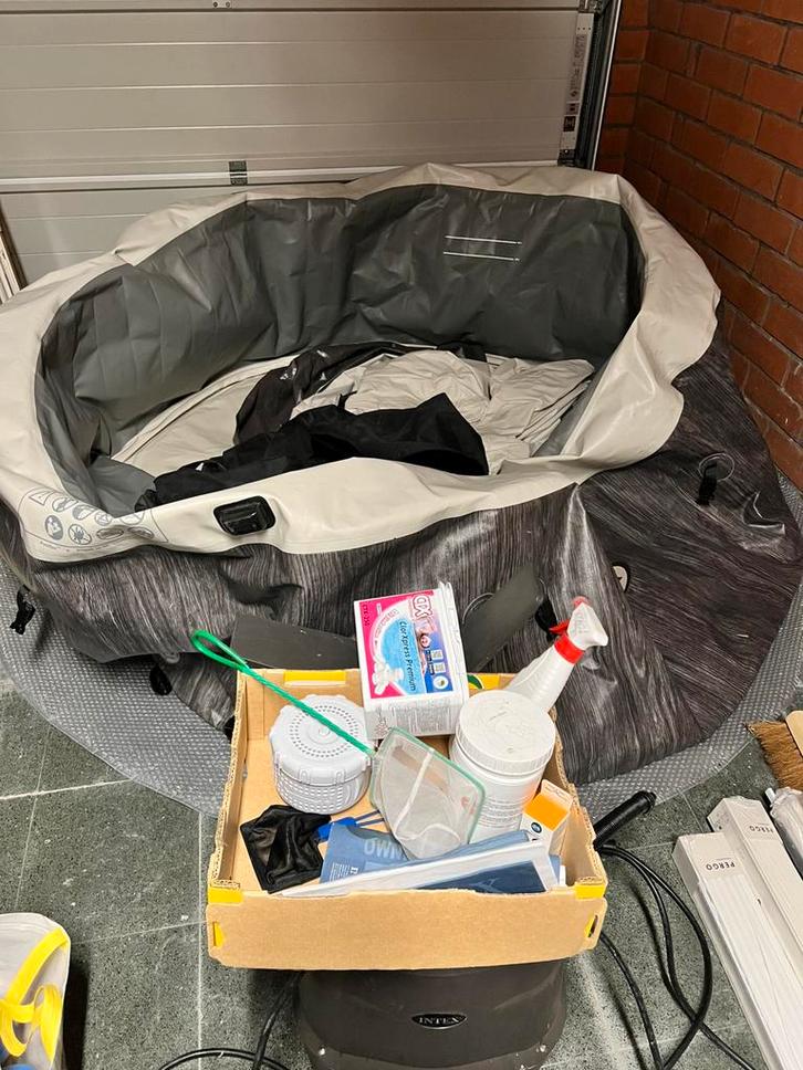 Jacuzi Intex 6 persoons wisselstukken en accesoires, Tuin en Terras, Bubbelbaden en Hottubs, Gebruikt, Opblaasbaar, Afdekzeil