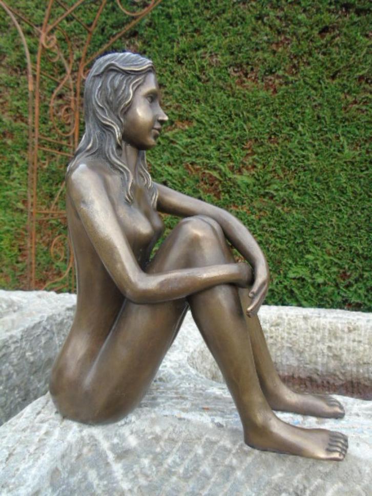 beeld van een zittende vrouw, naakt, tuinbrons., Tuin en Terras, Tuinbeelden, Nieuw, Overige typen, Metaal, Ophalen of Verzenden