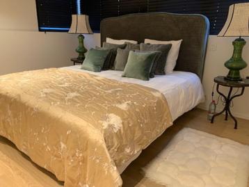 2 persoonsbed met matras en sierkussentjes beschikbaar voor biedingen