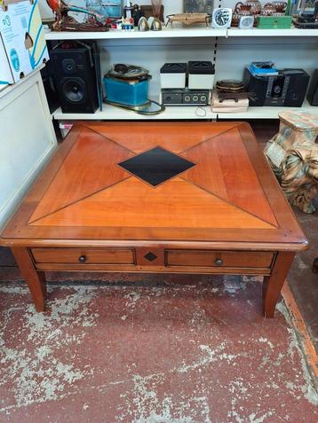 Mooie salontafel met inlegwerk beschikbaar voor biedingen