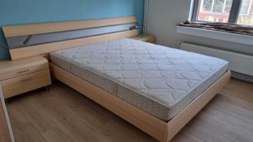 Compleet tweepersoonsbed met nachtlampjes en verlichting beschikbaar voor biedingen