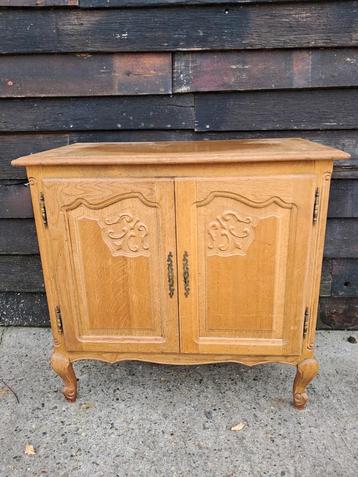 Vintage eiken kastje op sierpoten  beschikbaar voor biedingen
